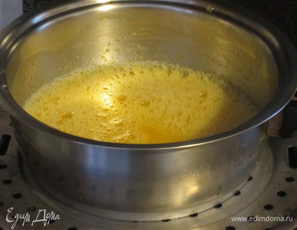 Лимонный сок смешать на водяной бане с сахаром, яичными желтками и крахмалом, затем, также на водяной бане, взбить венчиком в пену.