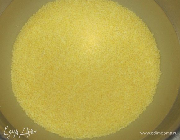 Отдельно взбить яйцо с солью и ванилином. 