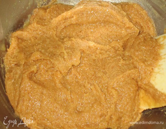 Яичную массу добавить к масляной массе, хорошо перемешать.