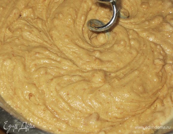 Муку просеять с разрыхлителем и постепенно ввести в тесто. 