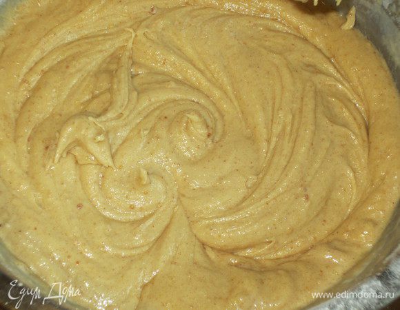 Тонкой струйкой влить молоко и тщательно перемешать. 