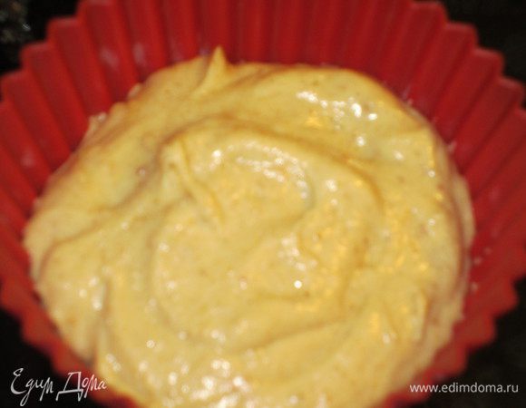 Выложить тесто в формочки для маффинов и выпекать в разогретой до 180°С духовке 20-25  минут.