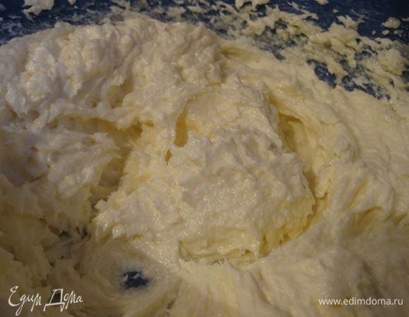 Взбиваем масло с сахаром до пышности, добавляем яйца и продолжаем взбивать до тех пор, пока масса не станет пышной и легкой.