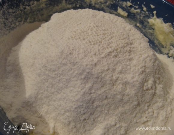 В отдельной миске смешать муку, соль, разрыхлитель и просеять в масляно-лимонную смесь. Муку вводите аккуратно, не всё сразу, Вам может понадобиться или чуть больше или чуть меньше, в зависимости от размера яиц и лимона.