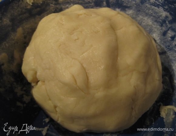 Замесите тесто, оно очень нежное, но при этом абсолютно не липнет к рукам. Положите его на как минимум 2 часа в холодильник.