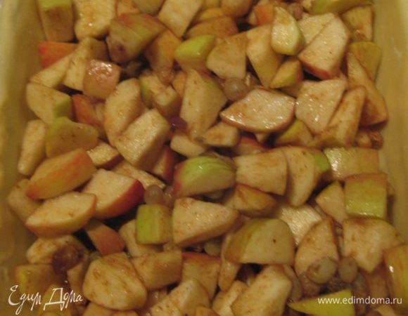 Форму смазываем маслом, выкладываем тесто, потом начинку.