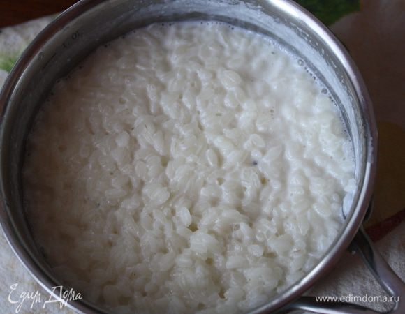 Всыпать рис,накрыть крышкой и варить до готовности на маленьком огне, потом остудить.