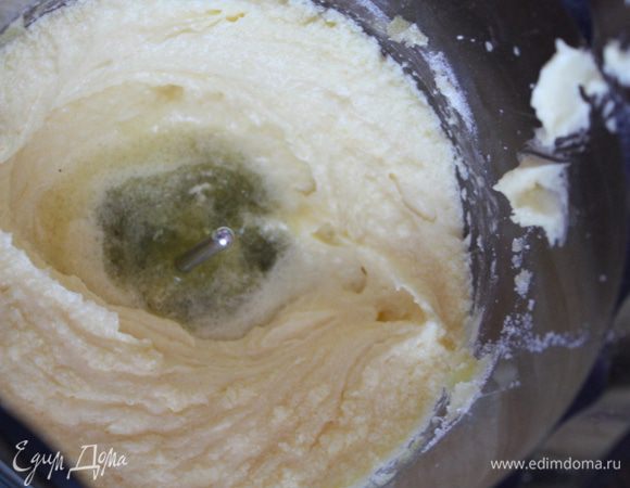 Белки отделить от желтков. Желтки растереть с размягченным сливочным маслом.