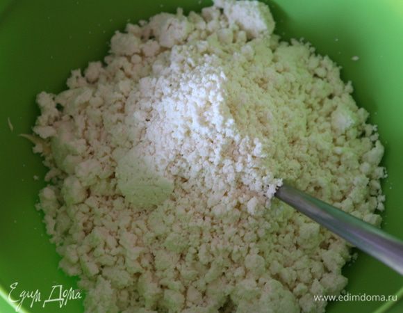 Добавить творог и сахар и все хорошенько вымешать.