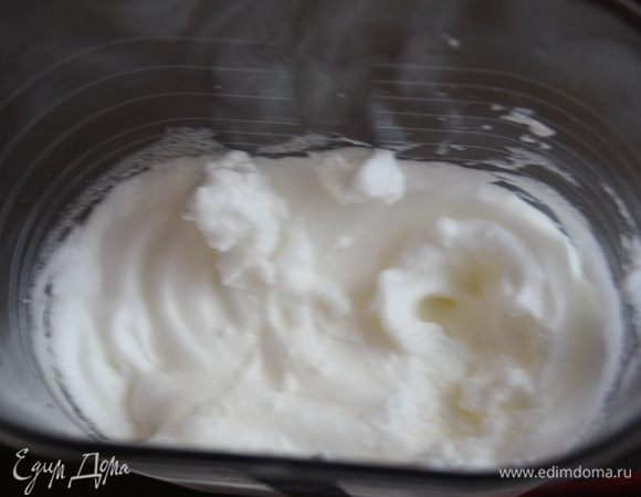Белки взбить в крепкую пену.