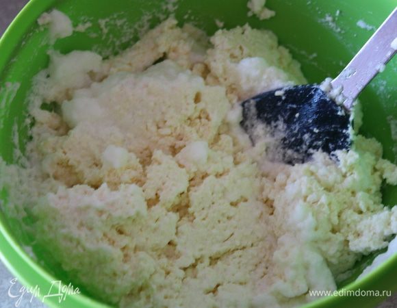 и аккуратно ввести в творожную массу.