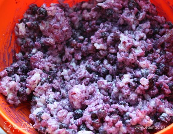 Ягоды добавить в готовый рис и перемешать. Цвет такой фантастический был))))