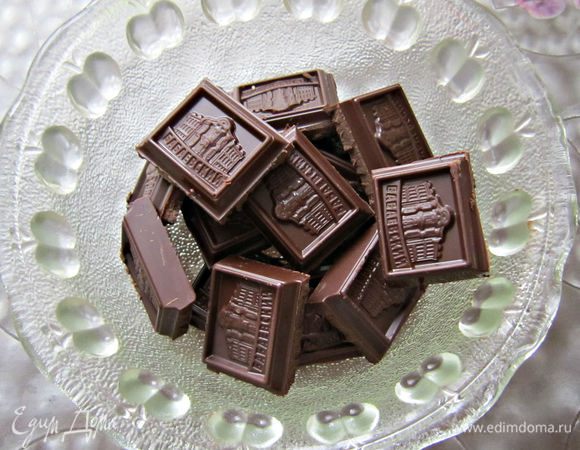 Шоколад поломать на кусочки.