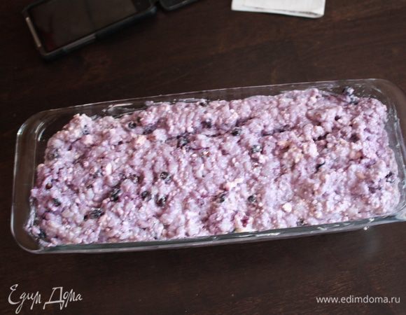 Духовку разогреть до 170 градусов. Форму смазываем маслом,выкладываем тесто и отправляем в духовку на 30-35 минут.