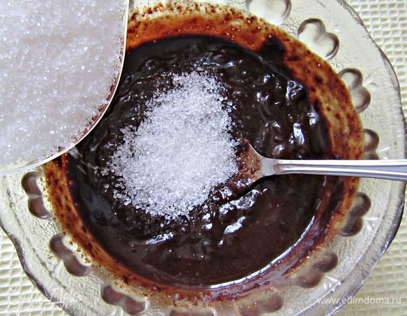 К шоколаду добавить 20 мл воды и растопить в микроволновой печи в течение 1 мин. Пока шоколад горячий, добавить сахар, щепотку соли и размешать до полного растворения сахара.
