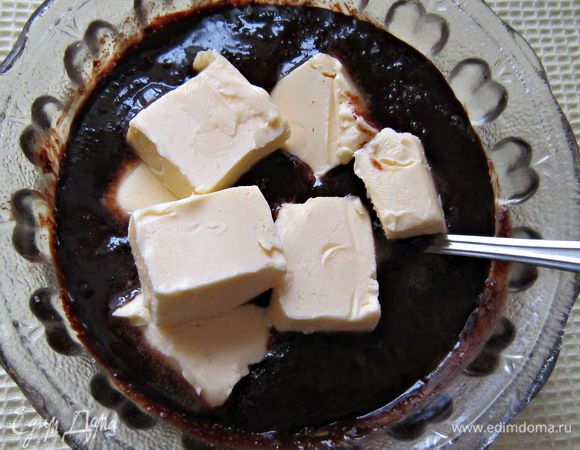 Затем добавить размягчённое сливочное масло и хорошо размешать.
