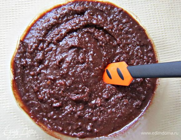 Крошку печенья соединить с шоколадной массой, добавить 1 ч л рома и всё хорошо перемешать.