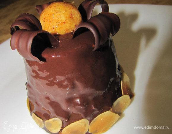 Сборка:
Мусс (5) выложить  в силиконовые формочки и поставить в морозилку
Формочкой вырезаю из бисквита (1) кружочки. 
Эту основу пропитываю апельсиново-кофейным сиропом (2). 
Ломаю на пластинки шоколад с пралине (3) и укладываю их сверху на пропитанный бисквит. 
Сверху укладываю «бисквитную массу» (4)
Достаем застывший мусс (5) из морозилки и выкладываем его сверху на нашу основу
Скатываем шарик ганаша (6) приминаем его с одной стороны и укладываем сверху на мусс
Ставим десерт на решетку и поливаем глазурью, пока глазурь  не покроет весь десерт.
Пока глазурь не застыла, низ десерта украшаем миндальными лепестками.
ВСЕ!!! убираем десерт в холодильник. До приезда «дегустаторов»)))))
Если есть желание, можно сделать шоколадные украшения..... на свое усмотрение

В общем, мне довольно сложно описать этот невероятный вкус. Попробуйте - и поймете все сами 

И еще, я составляла описание, намного дольше, чем готовила ЭТО))))