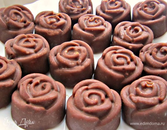 После охлаждения достать кранчи из формы и подавать к столу. Хранить кранчи лучше в холодильнике в герметичной ёмкости. 