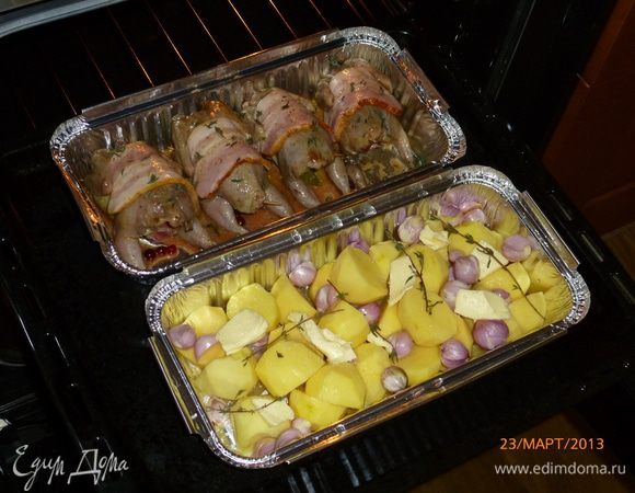 Приправим перепелов свежим тимьяном, к картофелю добавим кусочки сливочного масла и "голые" веточки тимьяна для аромата. Отправляем в духовку, разогретую до 180 градусов, перепелов на 30 мин., картофель - до готовности.