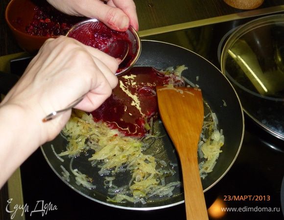 Тем временем готовим соус. Шинкуем луковицу, обжариваем ее на остатках сливочного масла  до мягкости. К луку протираем через сито остатки брусники, добавляем стакан воды (можно использовать куриный бульон).