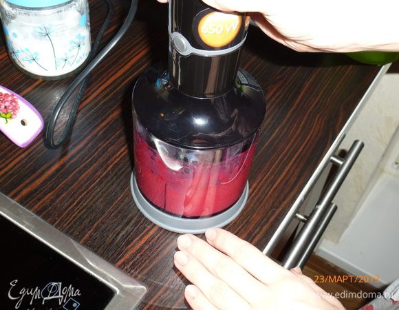 Измельчаем соус в блендере. Соус готов!