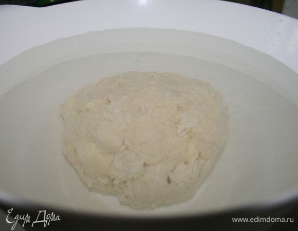 Затем наполнить очень холодной водой глубокую кастрюлю или миску.И  аккуратно положить туда тесто, оно опустится на дно под своей тяжестью) А когда оно всплывёт на поверхность, тогда оно готово, на это уйдёт 30-40 мин.