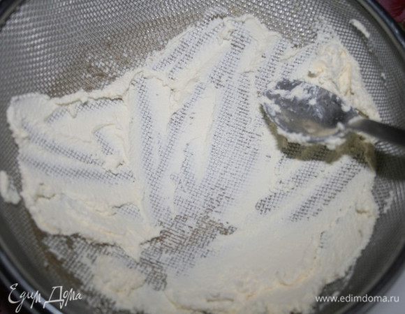 Протереть творог через сито и добавить к яйцу