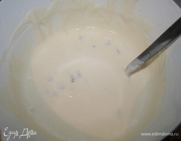 Затем добавить сметану, сахар,ваниль и изюм,перемешать)