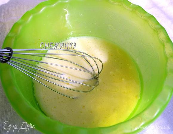 В миске взбиваем венчиком яйцо с солью, молоком и растительным маслом.