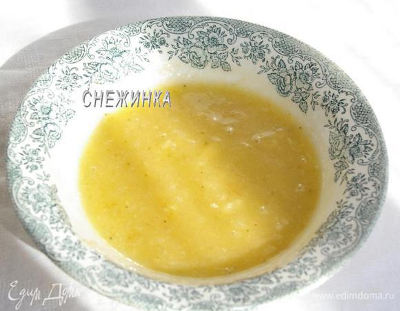 Банан с сахаром и ванилином взбиваем блендером в жидкое пюре.