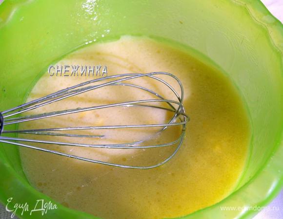 Соединяем банановую массу с жидкими ингредиентами.