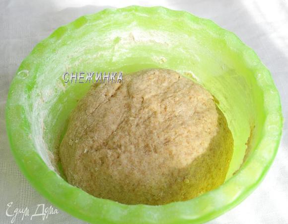 Просеиваем к ним оба вида муки с разрыхлителем и содой. Вымешиваем тесто, оно мягкое, но к рукам сильно не липнет.