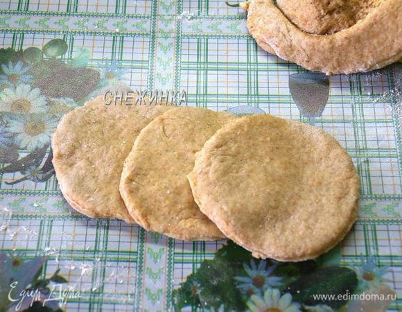 От теста отщипываем кусок, раскатываем его на присыпанной мукой рабочей поверхности не слишком тонко. Вырезаем круги диаметром 10 см. Укладываем три круга внахлёст один на один, места соединения можно смазать растительным маслом.