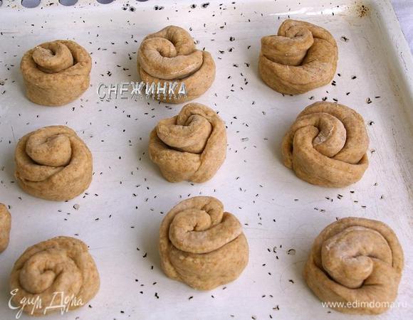 Немного раскрываем их, как цветок и придавливаем к основанию. Кладём на противень, смазанный маслом.