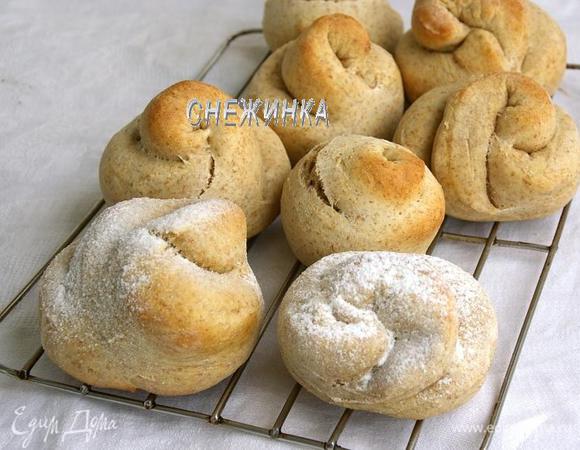 Ставим выпекаться в духовку, разогретую до 180С, на 20 минут. Готовность можно проверить зубочисткой. Горячие булочки снимаем на решётку и сразу же присыпаем сахарной пудрой.