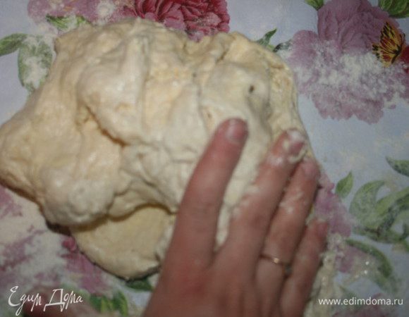 Переносим его на рабочую поверхность, присыпанную мукой, и вымешиваем минут 5) Ни в коем случае не добавлять больше муки, тесто должно остаться довольно липким!!!