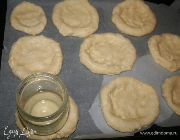 Дальше берём стакан, бокал (у меня баночка из-под йогурта) и надавливаем стаканом на лепёшку,чтобы получился кружок в центре неё.