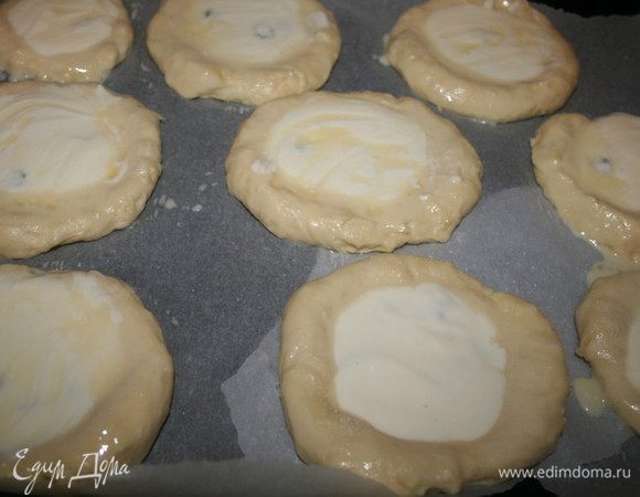 Выкладываем в центр начинку (по 1-2 ст.л.) и снова смазываем яйцом с молоком, и отправляем их в разогретую до 180 гр. духовку на 15-20 мин. Следите за ними, чтобы не подгорели!
