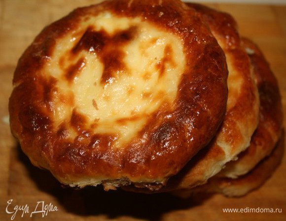 Когда на улице так холодно, хочется чего-нибудь сытненького и сладенького, и эти ватрушечки идеально подходят для вечернего чаепития)
Угощайтесь, мои милые друзья!!!