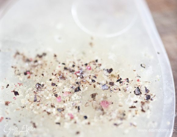 Приготовить заправку, смешав подсолнечное масло с лимонным соком, солью и перцем.