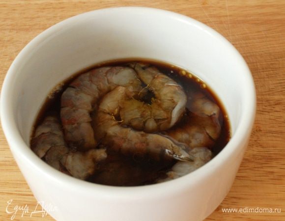 Креветки разморозить, почистить, удалить кишечную вену и замариновать в смеси сухого белого вина, соевого соуса, 1 ч.л. оливкового масла, тертого имбиря и чеснока.