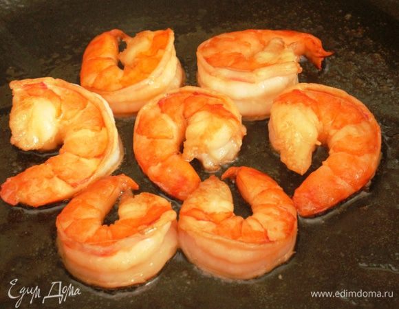 Креветки достать из маринада и обжарить по 30 сек. с обеих сторон. Выложить на бумажное полотенце для удаления остатков масла.