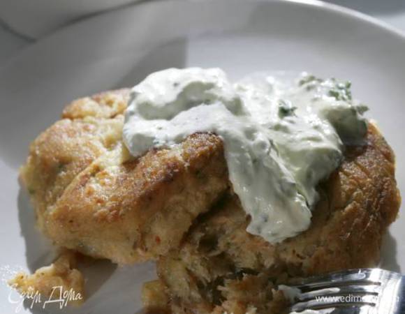 Полить биточки соусом и подавать горячими.