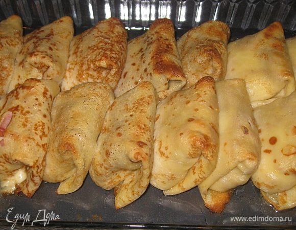 Рецепт блинов на кефире в кулинарном журнале.Готовим первую начинку:нарезаем сыр и ветчину тонкими полосками.Берем блин,кладем на него начинку и заворачиваем в конверт.Выкладываем в форму.Форму предварительно смазать сливочным маслом.Ставим в разогретую духовку.Запекаем 15-20 минут.