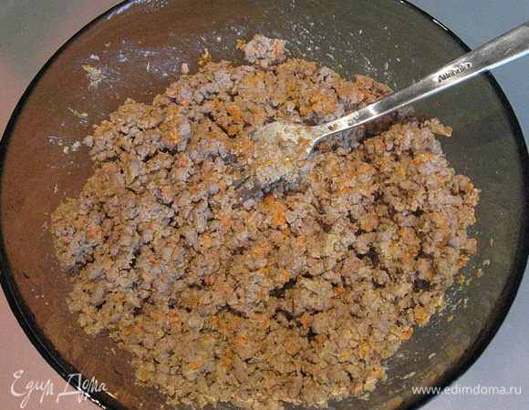 Готовим вторую начинку: нарезаем кубиками лук и морковь.Кладем на разогретую сковороду,обжариваем.Печень надо помыть и порезать на небольшие кусочки.Вынимаем готовые овощи и на этом же масле обжариваем печень.Добавляем соль,перец. Печень с луком и морковью пропускаем через мясорубку.Одновременно добавляя сливочное масло.Готовую начинку остудить.