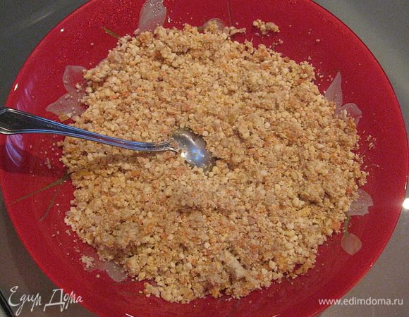 Готовим третью начинку:лук и морковь обжариваем.Готовое отварное мясо и обжаренные овощи пропускаем через мясорубку.Посолить,поперчить.