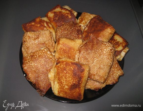 Выкладываем мясную начинку на блин и заворачиваем в конверт.Обжариваем с двух сторон.