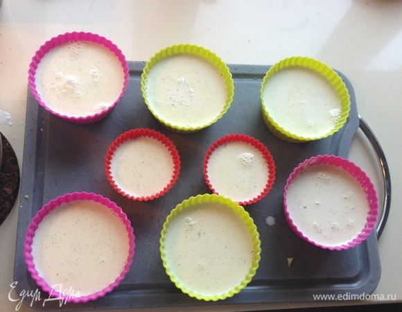 Формы поставить в холодильник минимум на 3 часа.
