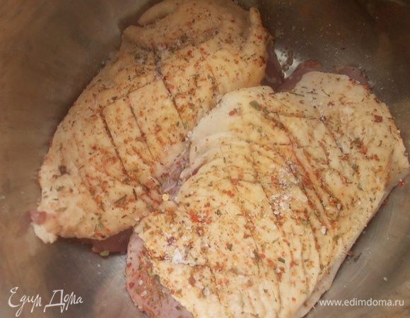 Грудки посолить и добавить специи по вкусу. Сделать надрезы со стороны шкурки,крест на крест.